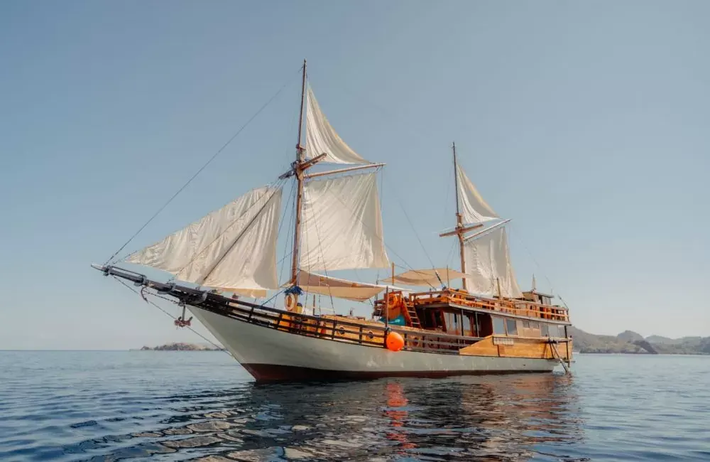 How a Phinisi Is Built Without Blueprints: The Punggawa & Konjo Method