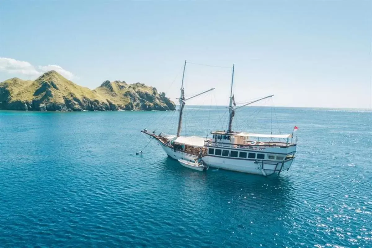 Custom Phinisi Yachts in Labuan Bajo: A 2027 Outlook on Construction and Luxury Charters