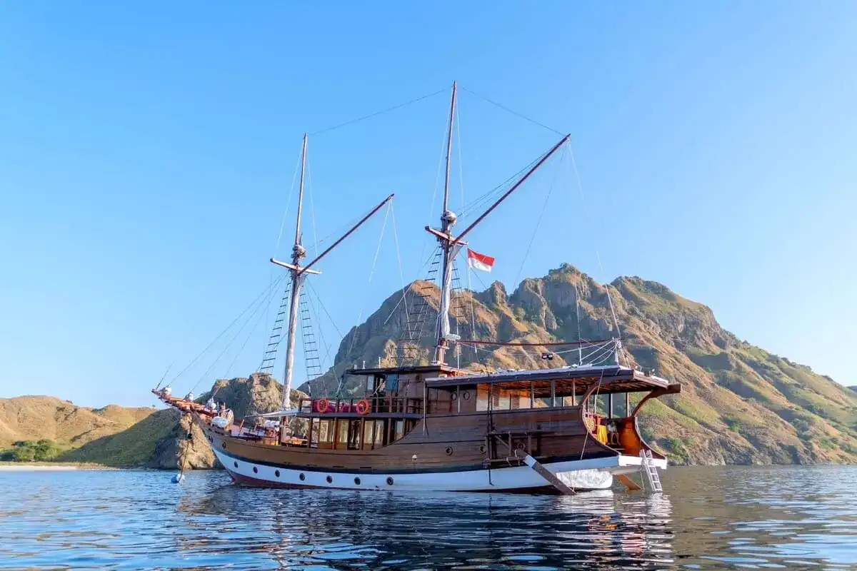 Phinisi Refit vs. New Build: Which is Right for Your Labuan Bajo Yacht in 2027?